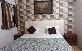 Hotel White Palace,Nizamuddin Railway Station